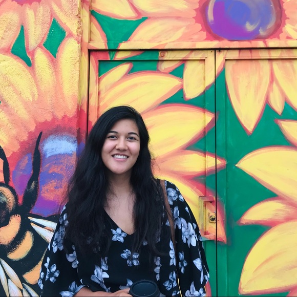 Meet your Posher, Lauryn 🤟 - Picture 1 of 1